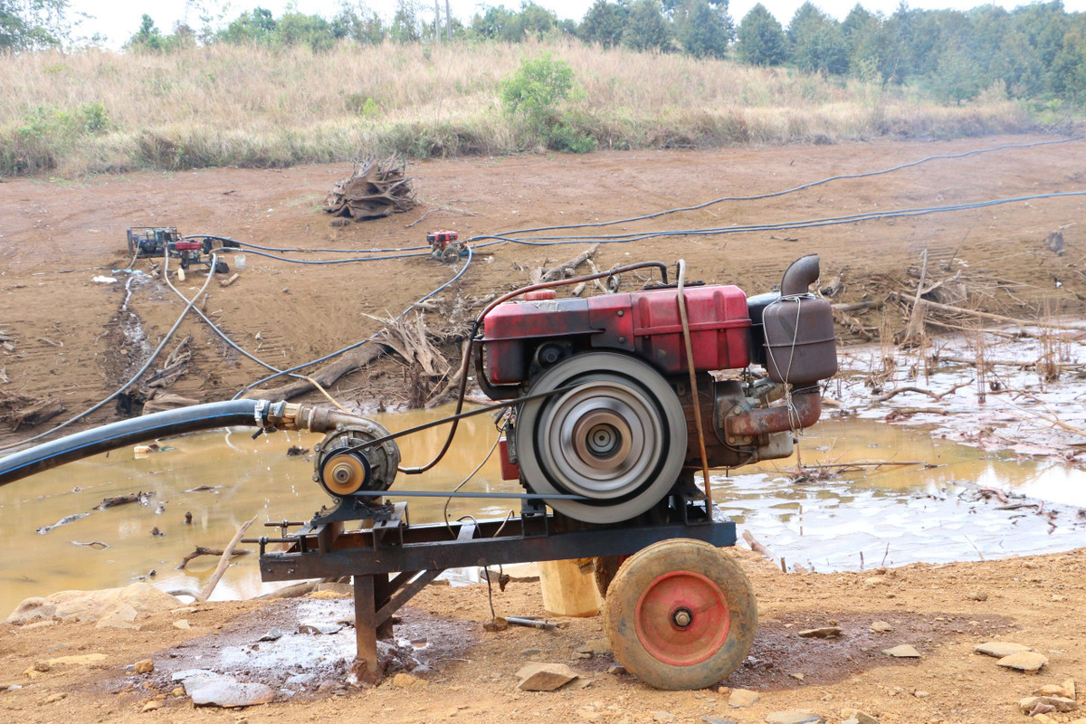Cũng giống như hồ thuỷ lợi, rất nhiều con suối tự nhiên cạn trơ đáy, không còn nước để tưới tiêu.