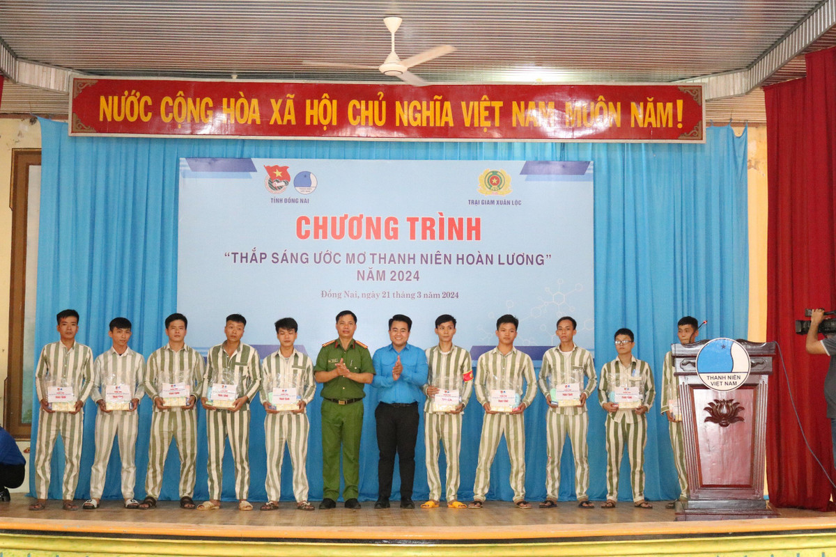 Lãnh đạo Trại giam Xuân Lộc cùng đại diện Hội Liên hiệp Thanh niên Việt Nam trao quà cho các phạm nhân. 