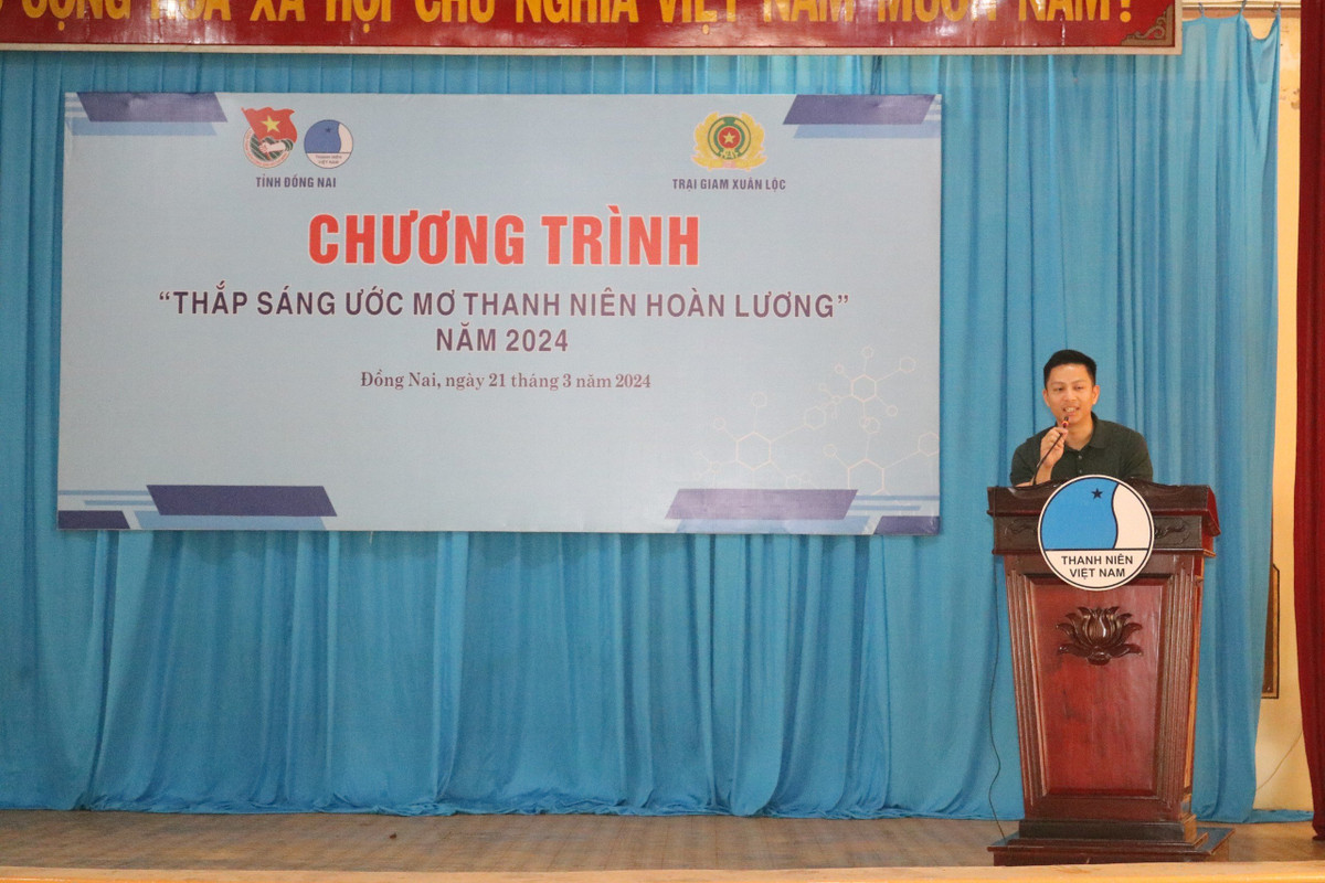 Ngô Minh Hiếu (Hiếu PC), chia sẻ truyền cảm hứng cho các phạm nhân. 