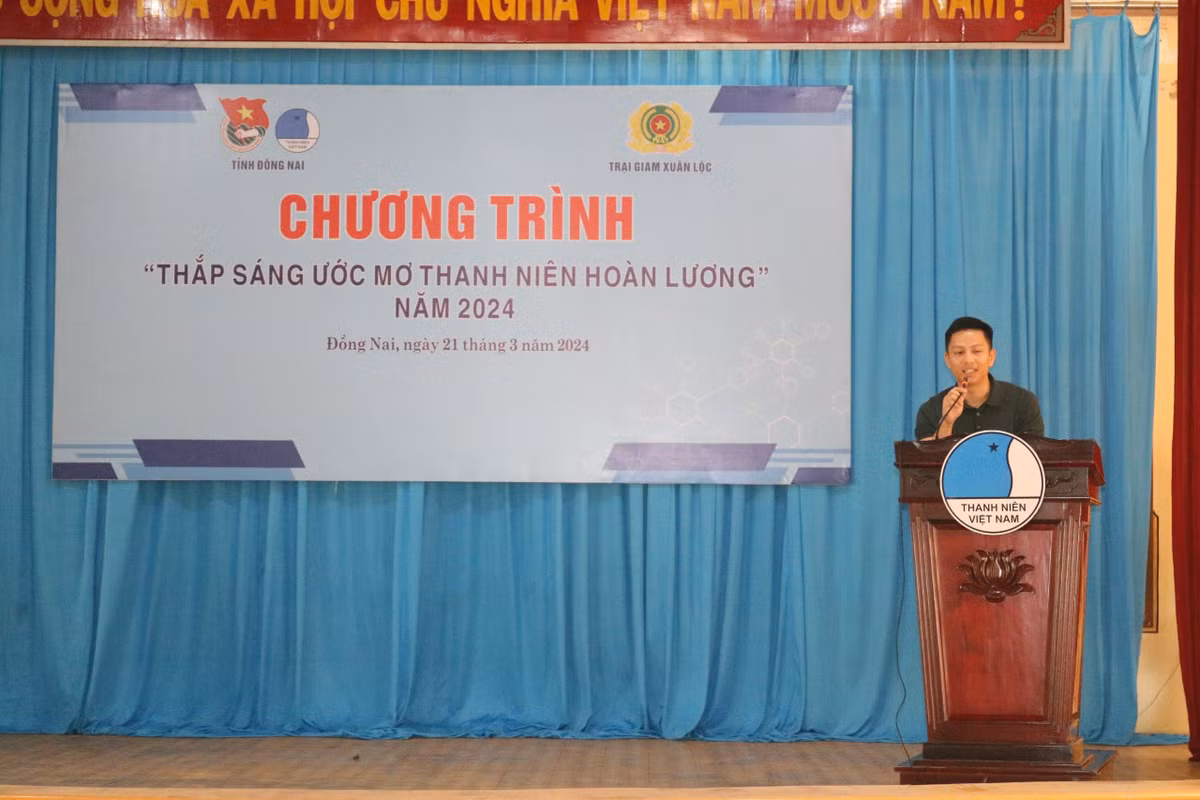 Ngô Minh Hiếu (Hiếu PC), chia sẻ truyền cảm hứng cho các phạm nhân. 