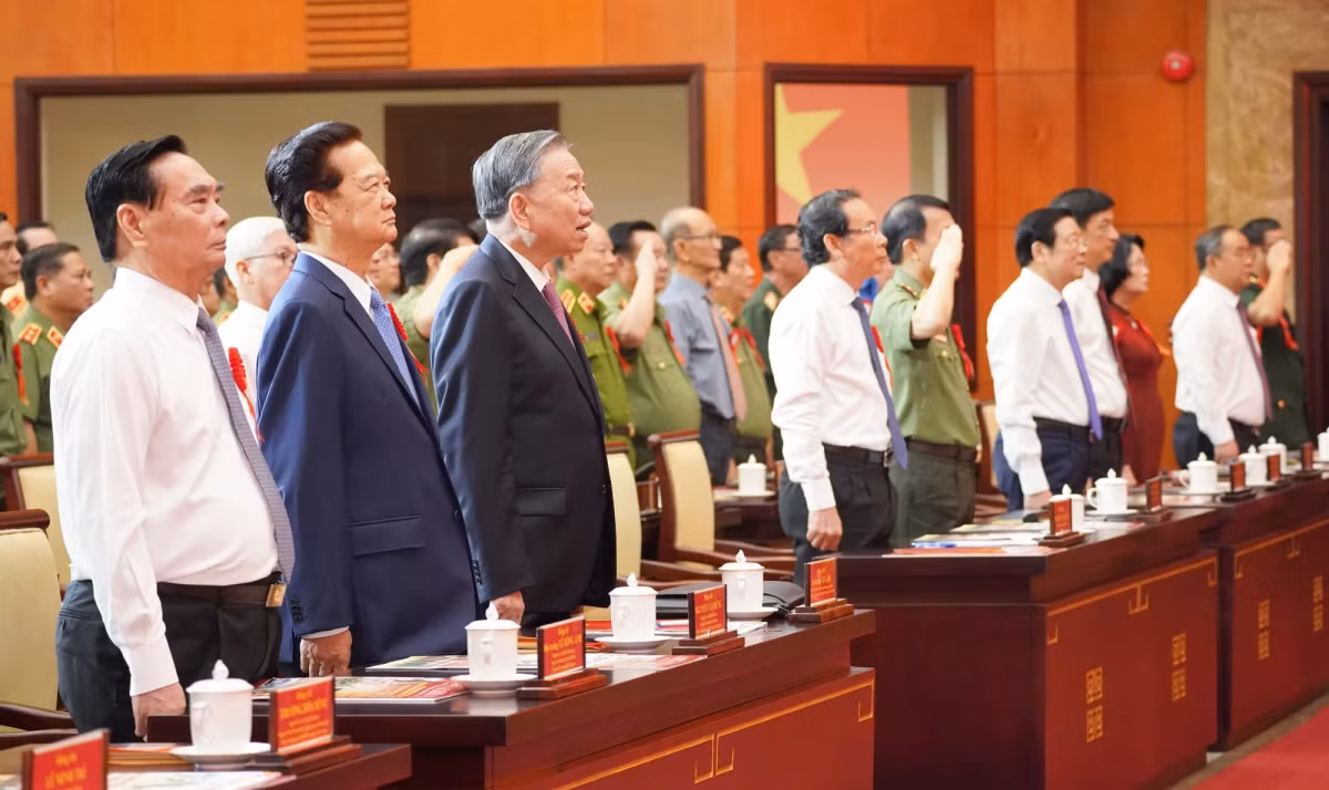 Cong an TP HCM nhan danh hieu Anh hung luc luong vu trang Nhan dan