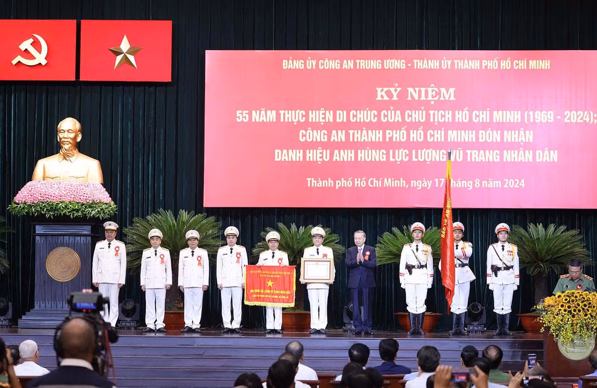 Cong an TP HCM nhan danh hieu Anh hung luc luong vu trang Nhan dan-Hinh-2