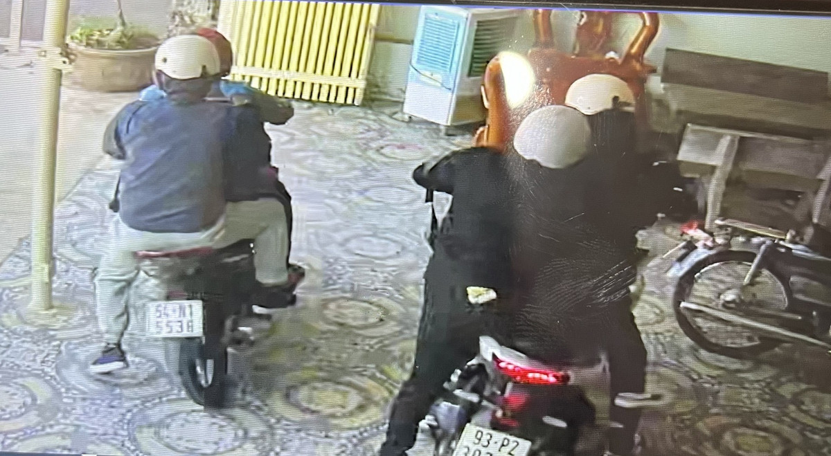 Truy bắt 4 người nghi dùng súng cướp tiệm vàng ở Bình Dương Truy bat 4 nguoi nghi dung sung cuop tiem vang o Binh Duong