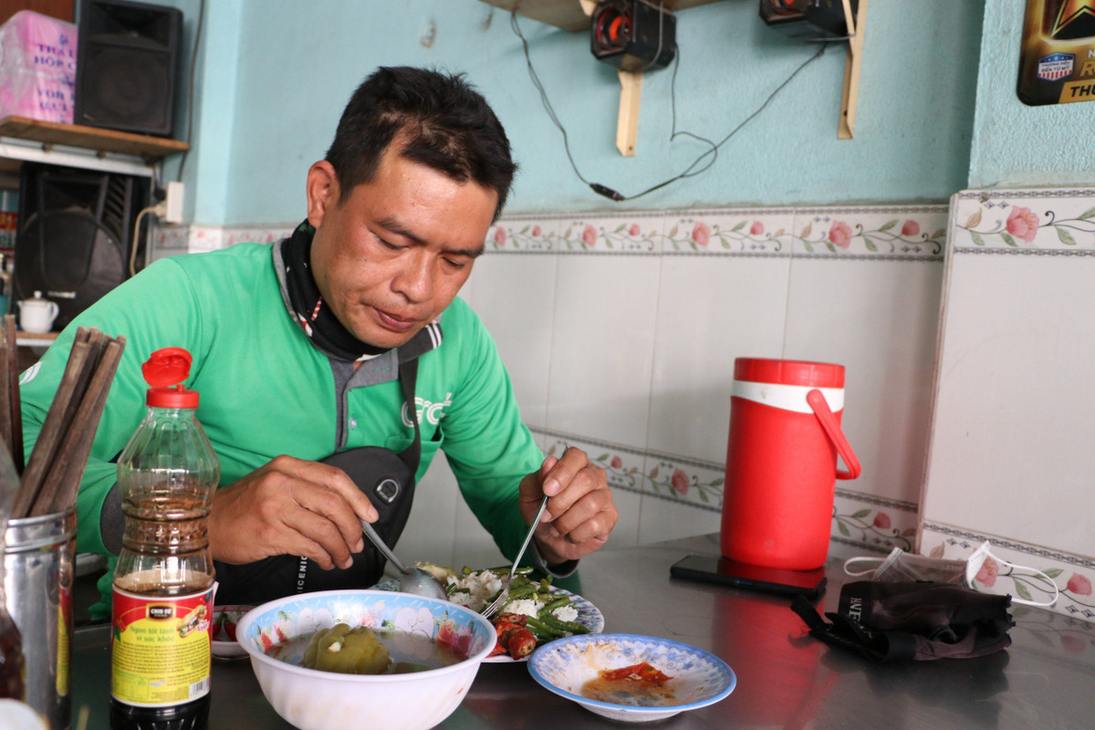 Bữa cơm trưa vội vàng của một shiper.