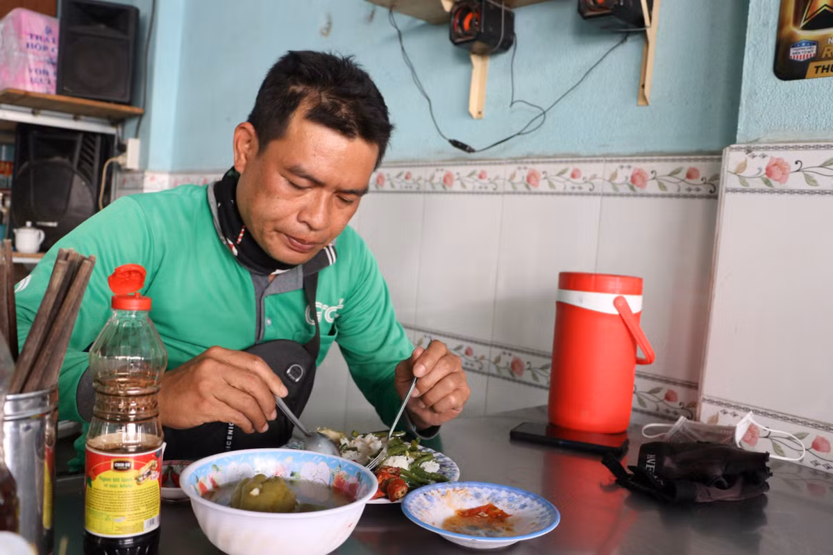 Bữa cơm trưa vội vàng của một shiper.