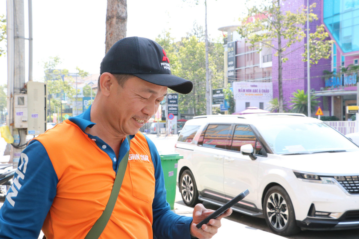 Niềm vui của một shiper sau khi giao hàng cho khách.