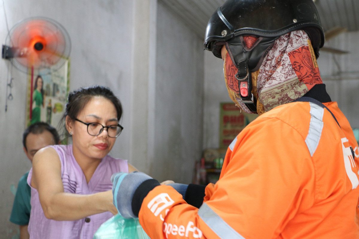 Với các shiper của hãng giao đồ ăn, thời gian hoạt động lại chính là lúc đỉnh điểm của nắng, nóng 11 giờ đến 13 giờ trưa. 