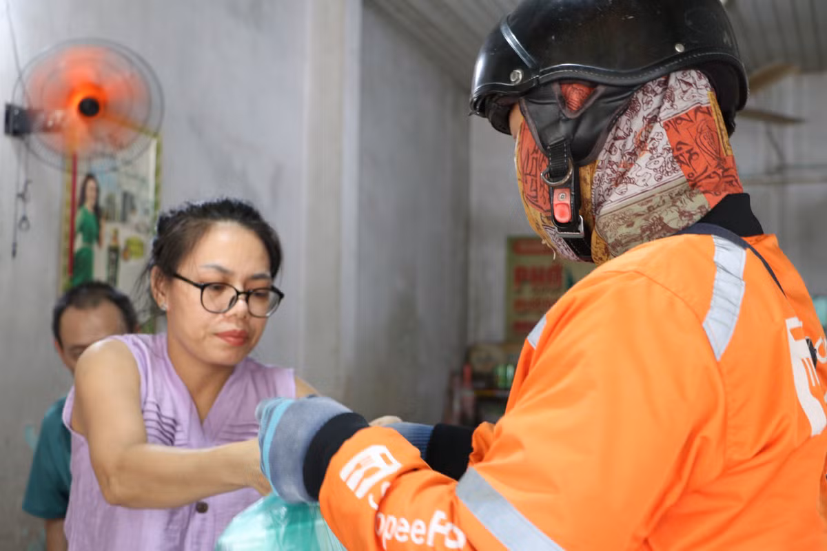 Với các shiper của hãng giao đồ ăn, thời gian hoạt động lại chính là lúc đỉnh điểm của nắng, nóng 11 giờ đến 13 giờ trưa. 