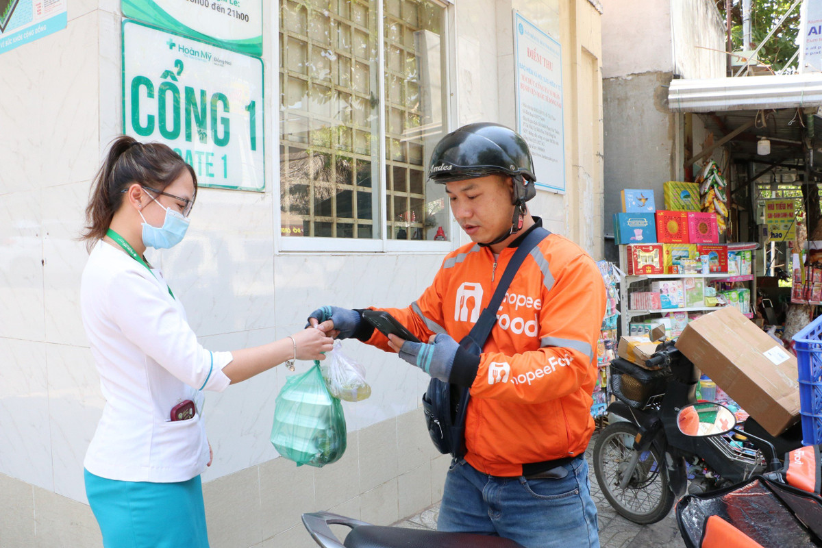 Khi đồ ăn đã đến tay khách hàng, đó là niềm vui của anh Thành.