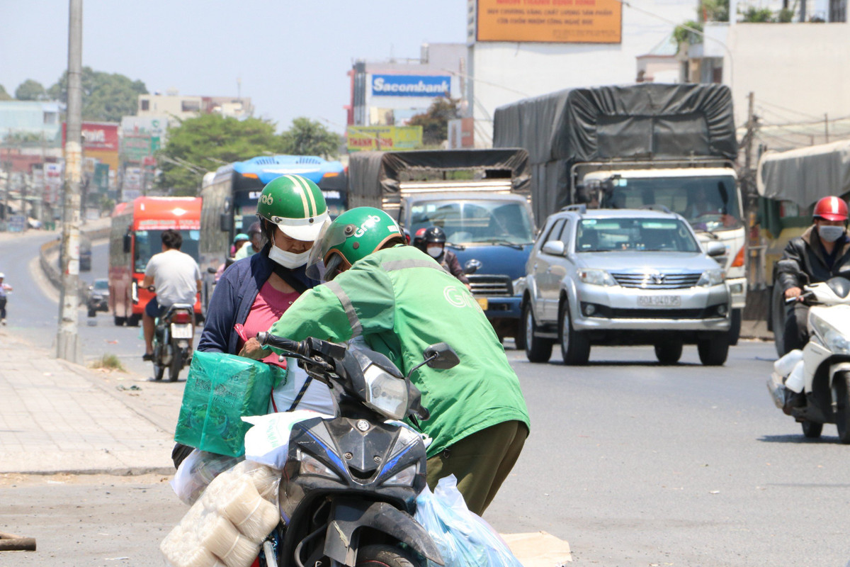Shiper Grab đón hàng của khách dưới trời nắng gần 40 độ trên Quốc lộ 1A.