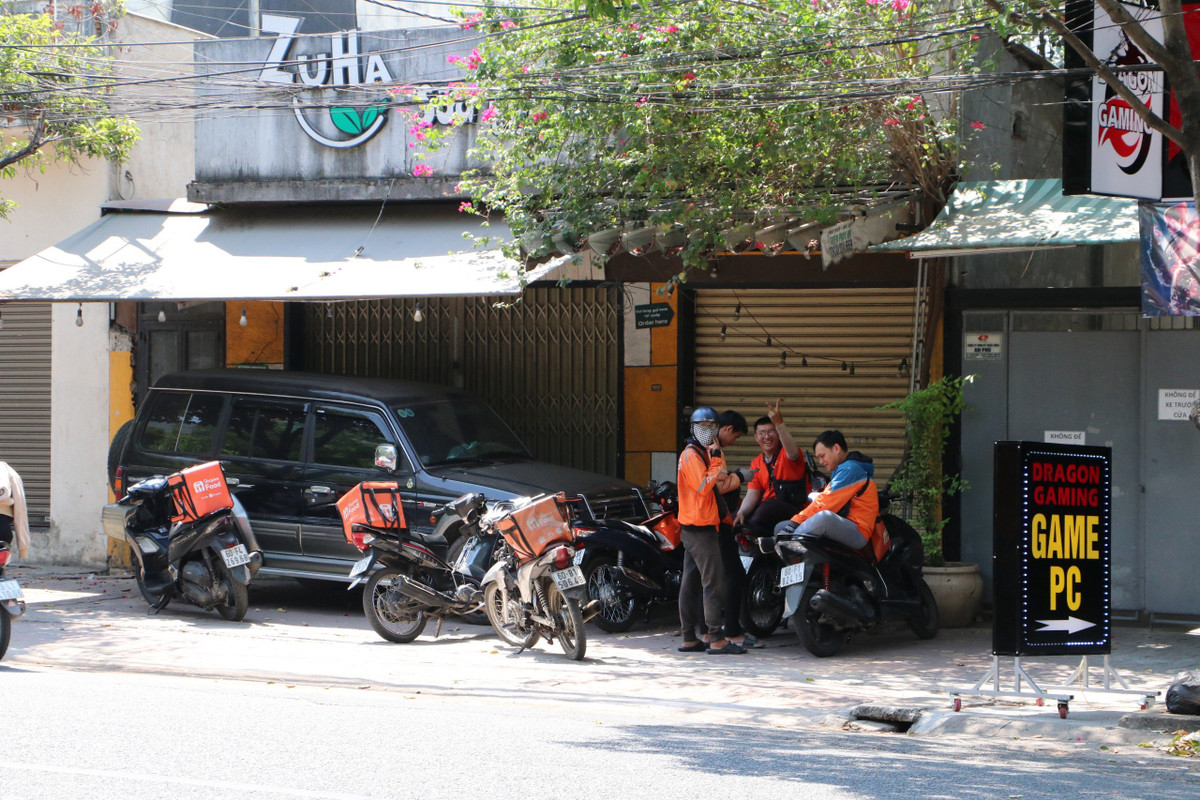 Một điểm dừng chân trú nắng trên đường Võ Thị Sáu của các shiper khi chờ đơn hàng. 