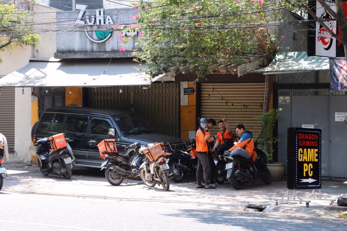 Một điểm dừng chân trú nắng trên đường Võ Thị Sáu của các shiper khi chờ đơn hàng. 