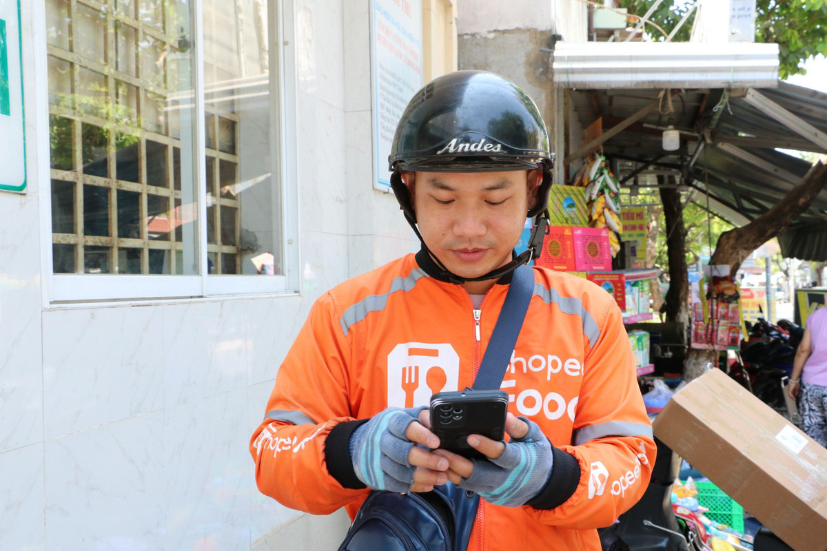 Anh Nguyễn Đức Thành, nhân viên giao đồ ăn của hãng Shopee Food gắn bó với nghề đã được 6 năm.