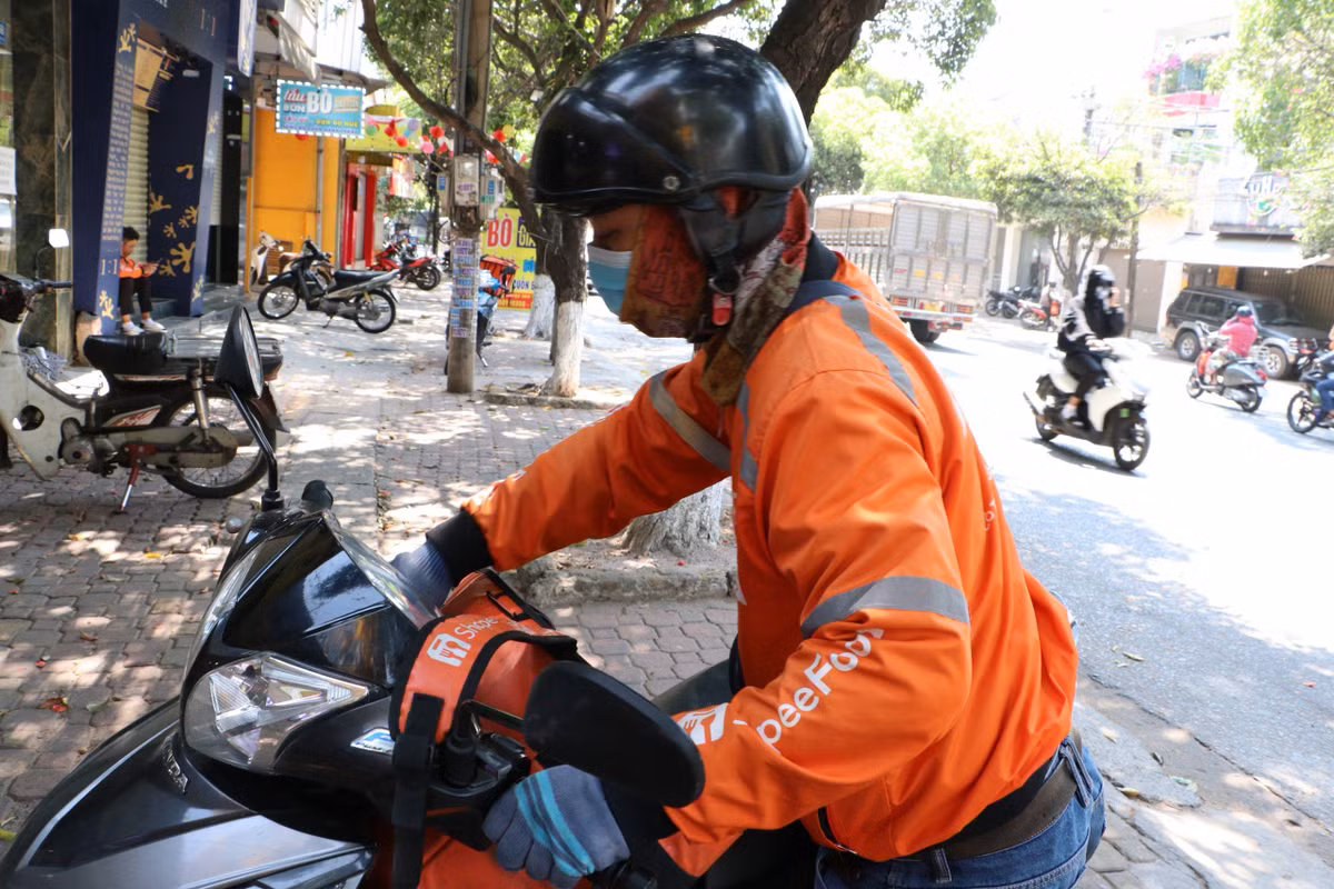 Mặc dù thời tiết khắc nghiệt nhưng anh Mỹ vẫn luôn nở nụ cười tươi, đặc biệt khi gói hàng đã được giao đến tận tay của khách. 