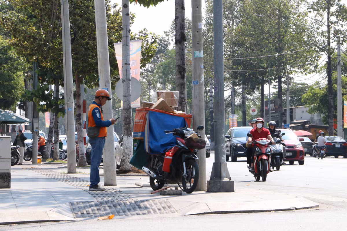 Anh Mỹ cho biết: “đặc thù của nghề shiper là phải chấp nhận mọi thời tiết, phải nỗ lực để kịp giao hàng cho khách đúng thời gian”. 