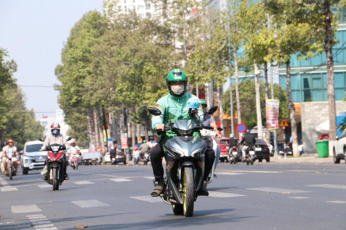 Dù trời nắng nóng các shiper vẫn phải ra đường hoàn thành công việc của mình. 