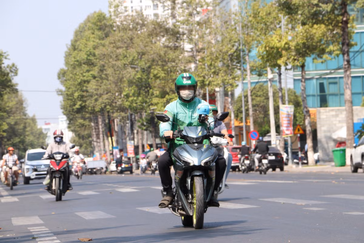 Dù trời nắng nóng các shiper vẫn phải ra đường hoàn thành công việc của mình. 