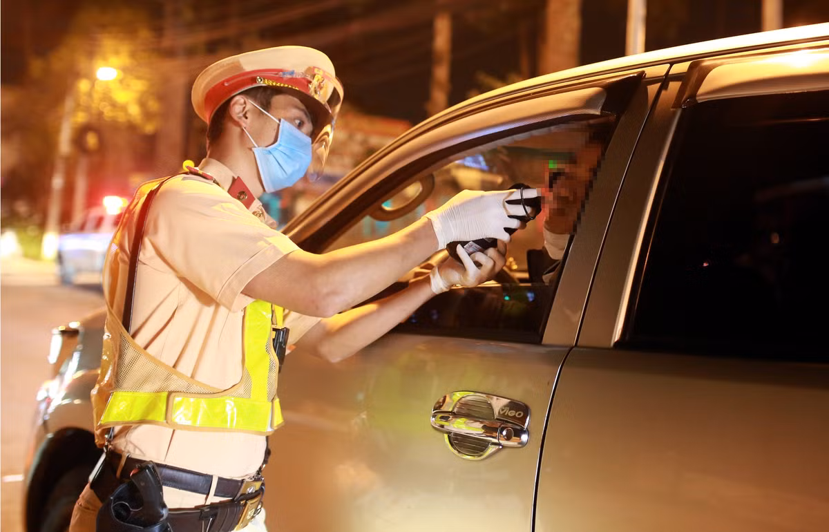 Pho Chanh van phong UBND tinh vi pham nong do con khai lam nghe tu do