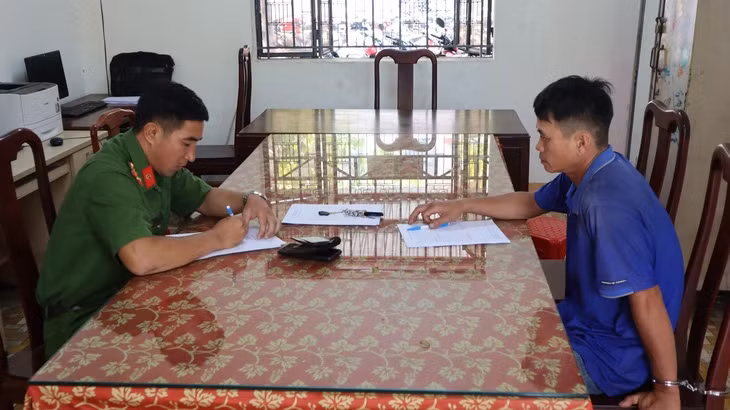 Cong an TP Dong Xoai bat cha duong bao hanh con rieng vo cu