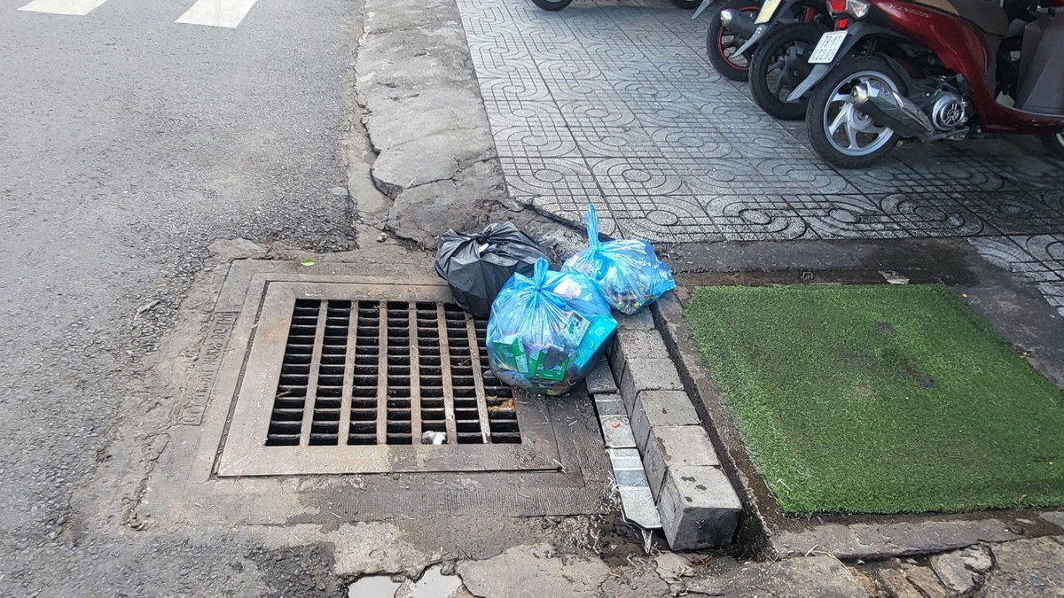 TP HCM: Vut rac bua bai tu duong pho den mieng cong thoat nuoc-Hinh-7