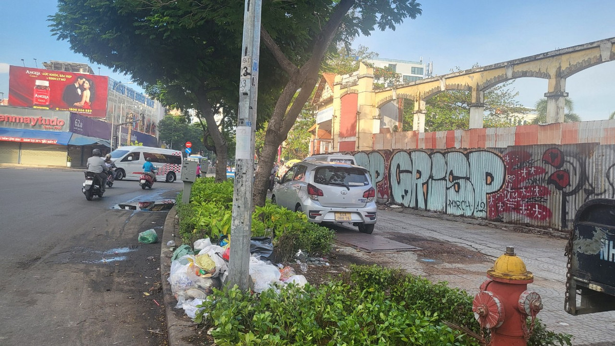 TP HCM: Vut rac bua bai tu duong pho den mieng cong thoat nuoc-Hinh-5