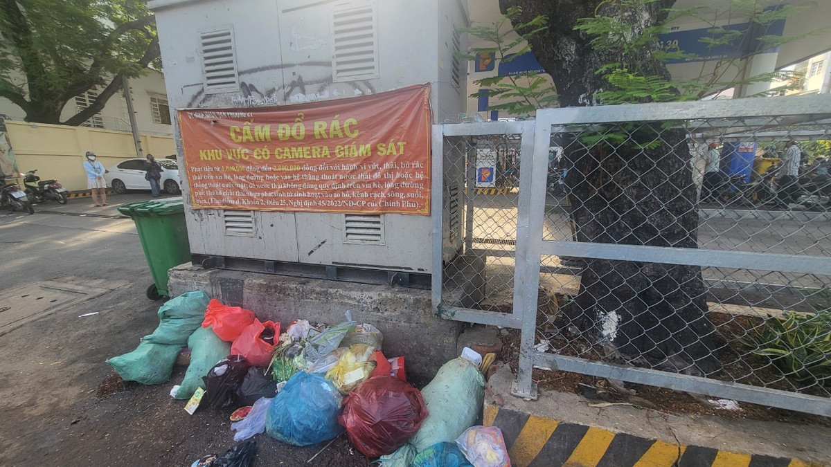 TP HCM: Vut rac bua bai tu duong pho den mieng cong thoat nuoc-Hinh-2