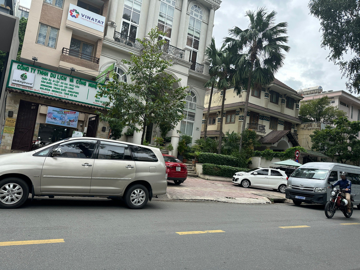 Cảnh sát có mặt tại nhà Tổng Giám đốc Quốc Cường Gia Lai Canh sat co mat tai nha Tong Giam doc Quoc Cuong Gia Lai