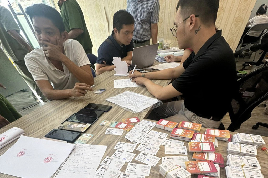 Bo Cong an khen chuyen an pha duong day mua ban tai khoan ngan hang