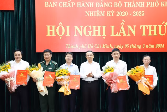 Ban Chap hanh Dang bo TPHCM co them 5 Thanh uy vien