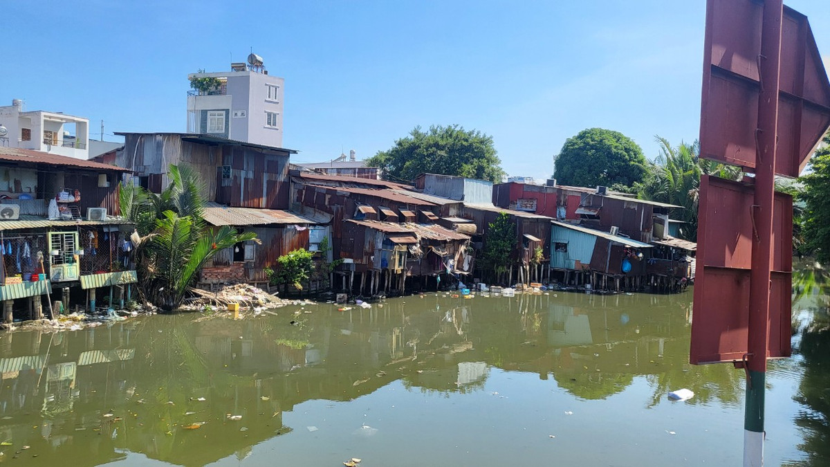 TP HCM: Người dân cạnh rạch Xuyên Tâm mong muốn sớm được di dời - Hình 3 TP HCM: Nguoi dan canh rach Xuyen Tam mong muon som duoc di doi-Hinh-3