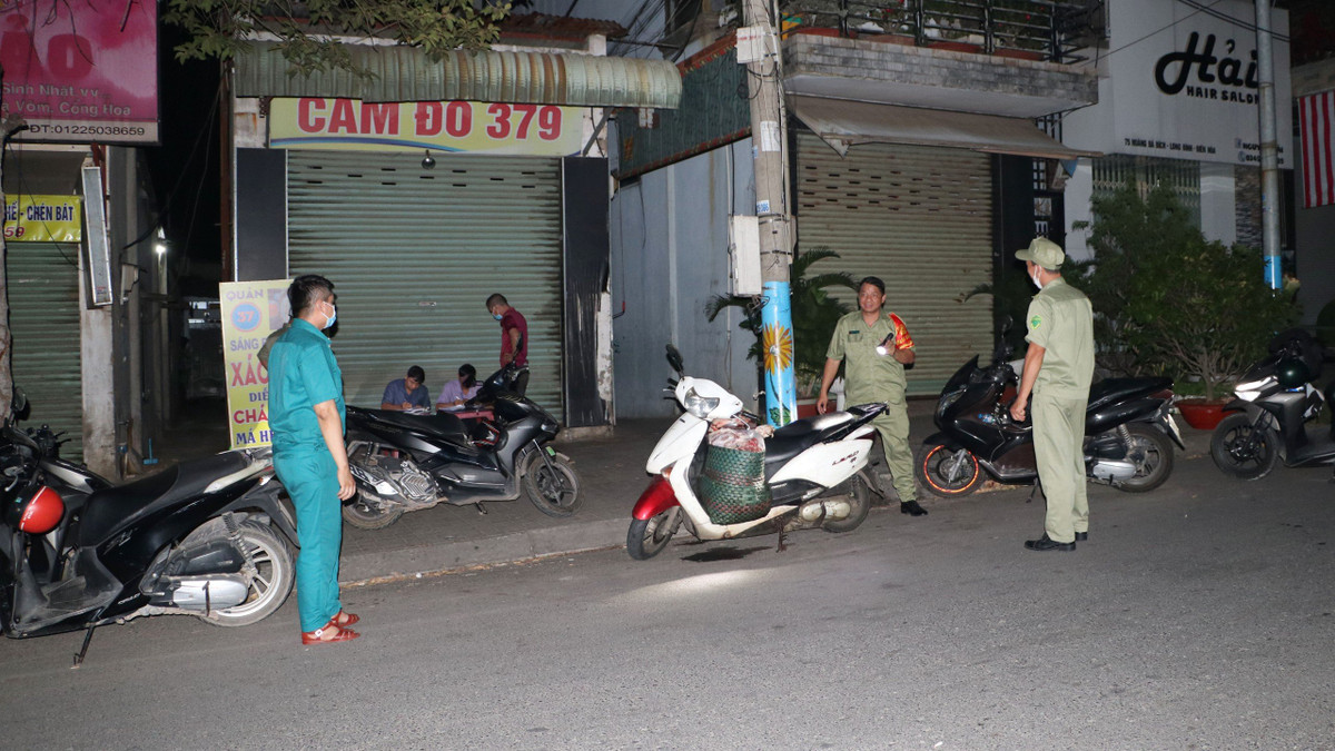 Dong Nai: Trang dem cung luc luong truy bat cac lo mo heo lau