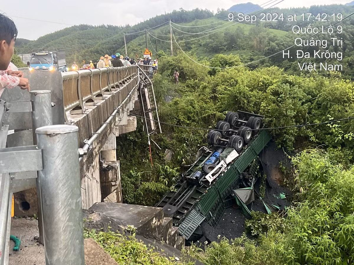 Quang Tri: Xe cho than lao xuong cau, tai xe ket trong ca bin