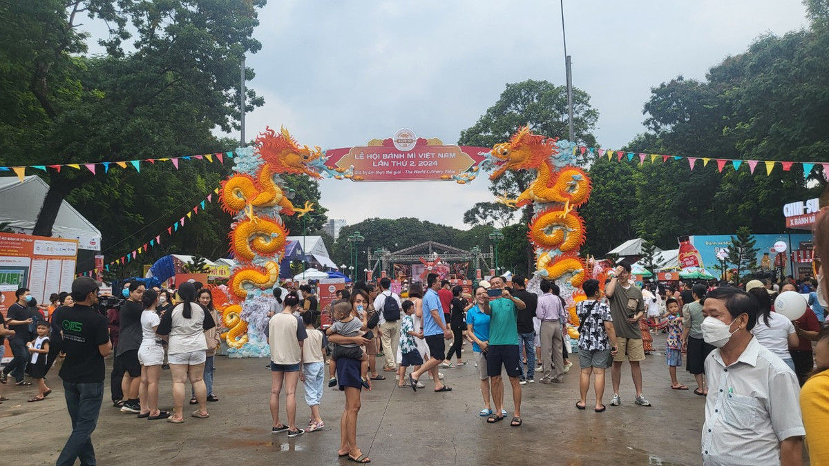 TP HCM: Du khach hao huc tham gia le hoi banh mi lan 2