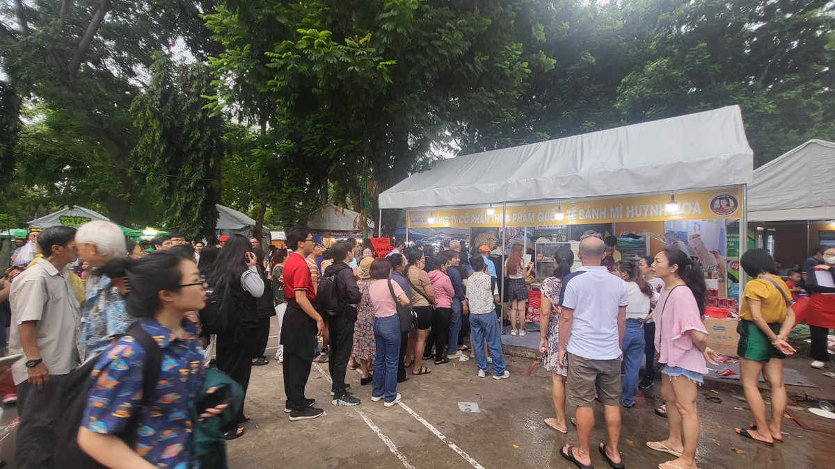 TP HCM: Du khach hao huc tham gia le hoi banh mi lan 2-Hinh-3