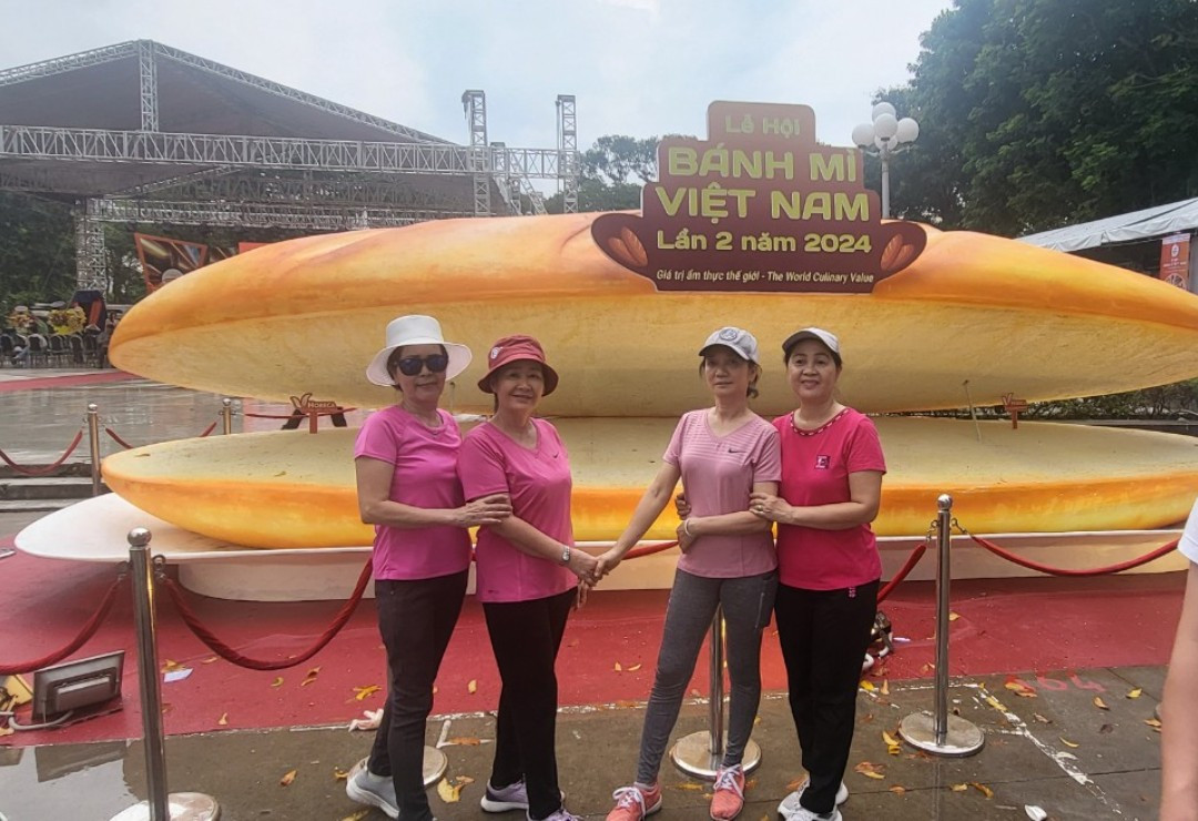 TP HCM: Du khach hao huc tham gia le hoi banh mi lan 2-Hinh-2
