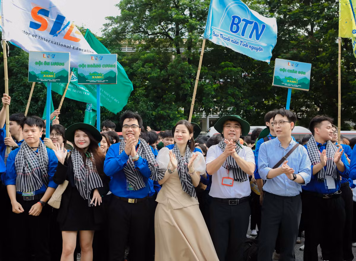 Hàng trăm chiến sĩ áo xanh ra quân “thắp sáng đường quê” Hang tram chien si ao xanh ra quan “thap sang duong que”