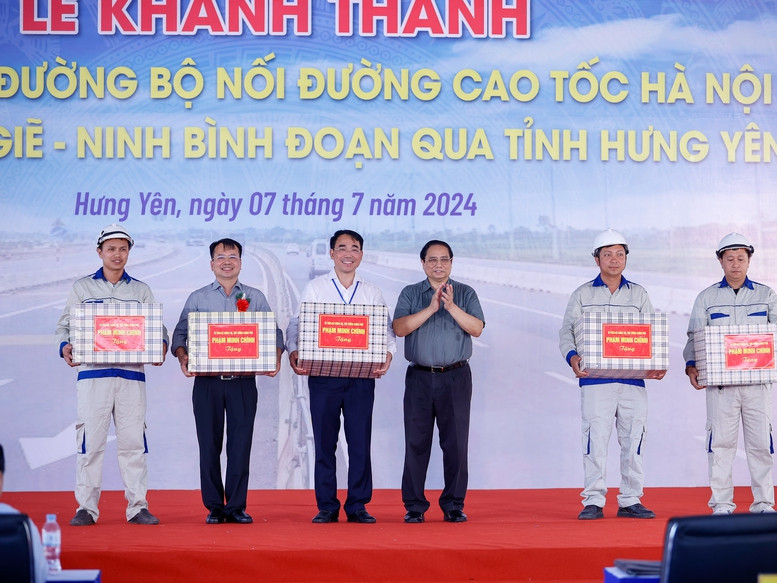 Thủ tướng dự khánh thành tuyến đường nối 2 cao tốc huyết mạch miền Bắc - Hình 3 Thu tuong du khanh thanh tuyen duong noi 2 cao toc huyet mach mien Bac-Hinh-3