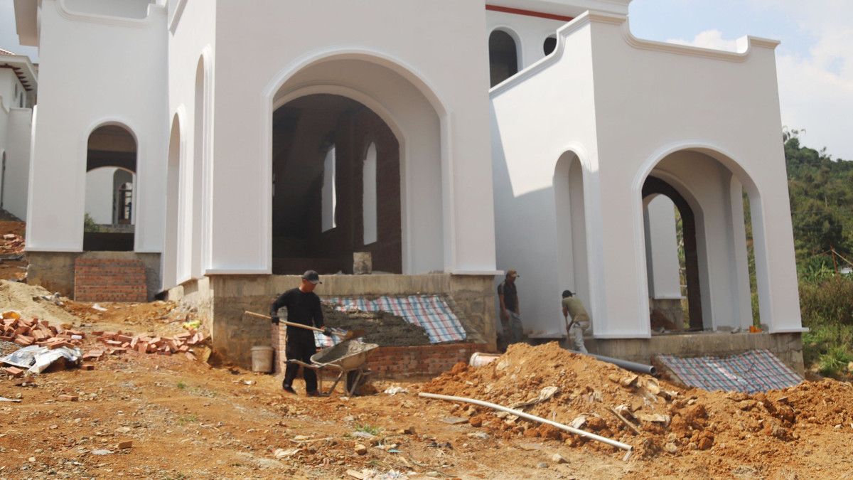 Theo ghi nhận của chúng tôi, ngày 2/4 công trình vi phạm trên vẫn có nhiều thợ đang hoàn thiện các hạng mục.