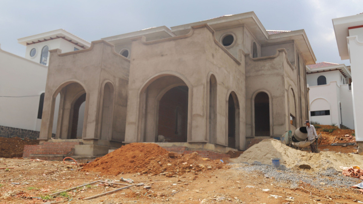 Khu biệt thự do nhiều người đứng tên và thuê ông Đoàn Trí Khoa quản lý, trông coi việc xây dựng.