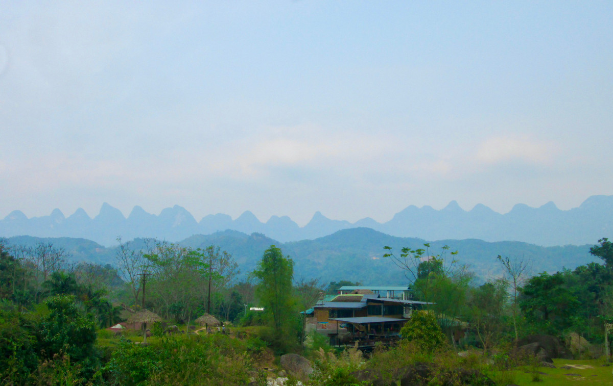 Từ làng cổ view nhìn toàn cảnh là dãy núi hình răng cưa hùng vĩ nơi đây. Ảnh: Thủy Tiên