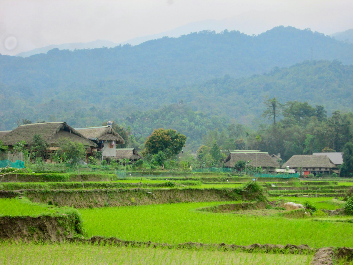 Khung cảnh yên bình, quanh làng là núi non hùng vĩ . Ảnh: Thủy Tiên
