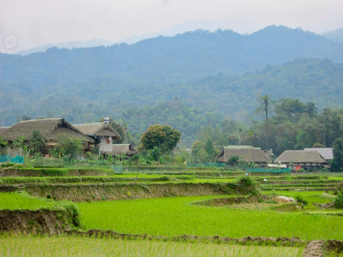 Khung cảnh yên bình, quanh làng là núi non hùng vĩ . Ảnh: Thủy Tiên