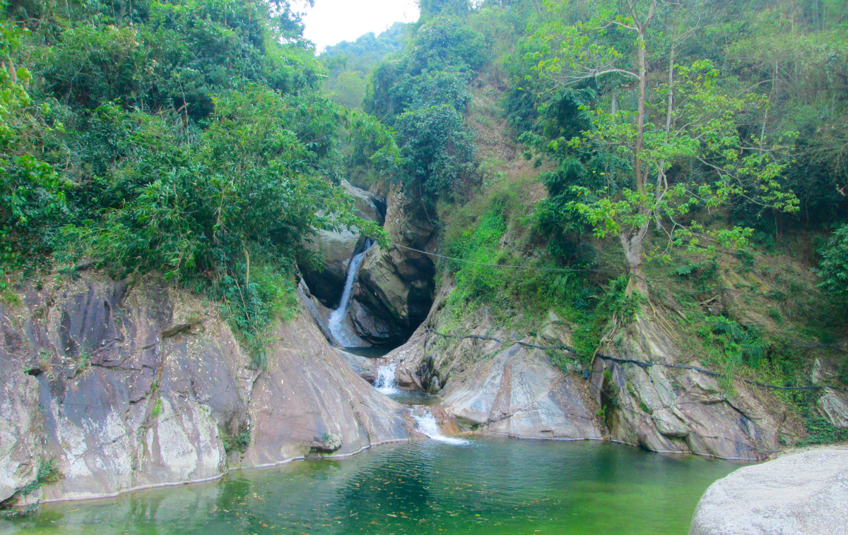 Ngoài ruộng bậc thang, Thôn Hạ còn có một dòng suối thác tuyệt đẹp với làn nước xanh trong lành. Ảnh: Thủy Tiên