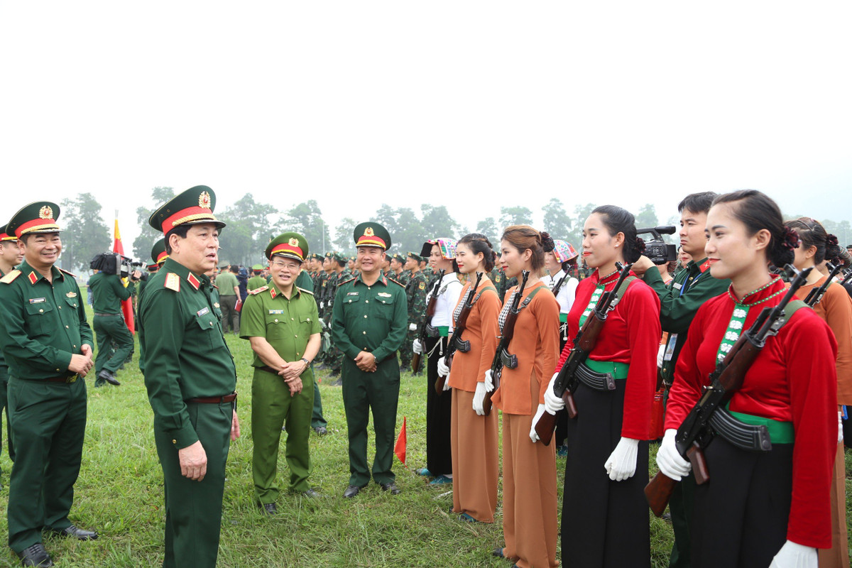 Ủy viên Bộ Chính trị, Chủ nhiệm Tổng cục Chính trị Quân đội nhân dân Việt Nam, Đại tướng Lương Cường động viên các nữ Dân quân tự vệ thuộc Khối nữ Dân quân các dân tộc Tây Bắc.