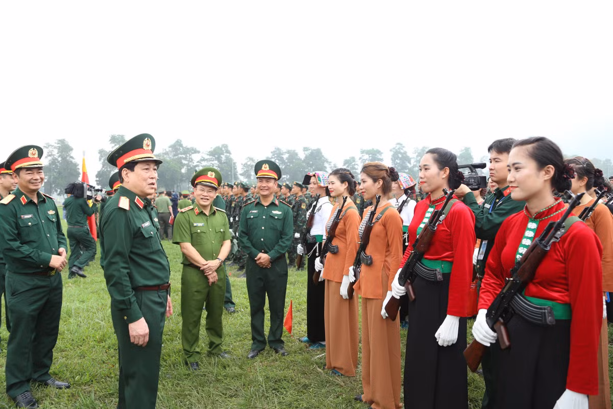 Ủy viên Bộ Chính trị, Chủ nhiệm Tổng cục Chính trị Quân đội nhân dân Việt Nam, Đại tướng Lương Cường động viên các nữ Dân quân tự vệ thuộc Khối nữ Dân quân các dân tộc Tây Bắc.