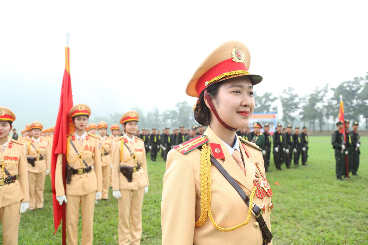 Nữ khối trưởng Cảnh sát giao thông tên là Nguyễn Thị Ngọc Anh, đến từ Học viện an ninh (T01)- Khối nữ Cảnh sát giao thông.