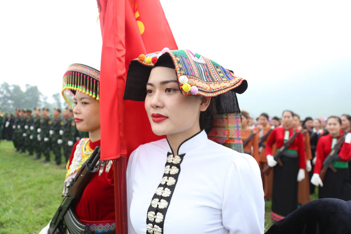 Chị Bùi Huyền Trang, đến từ Trường Quân sự Quân khu II, được lựa chọn cầm cờ Khối nữ Dân quân các dân tộc Tây Bắc.