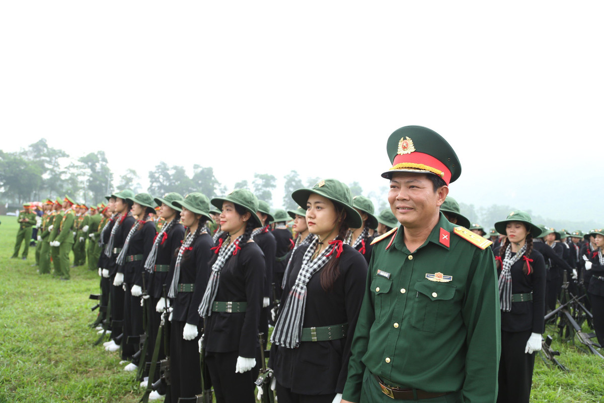 Khối nữ Du kích miền Nam cùng hợp luyện với các đơn vị.