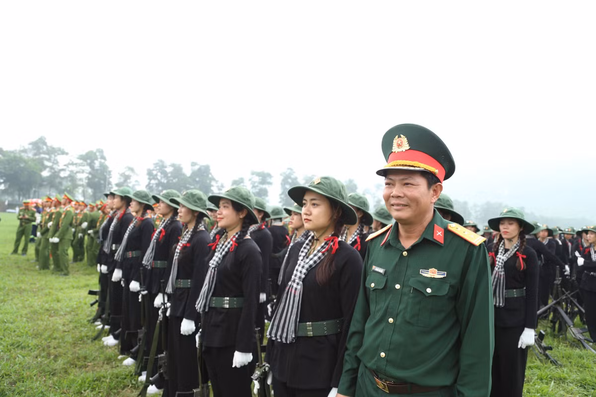 Khối nữ Du kích miền Nam cùng hợp luyện với các đơn vị.