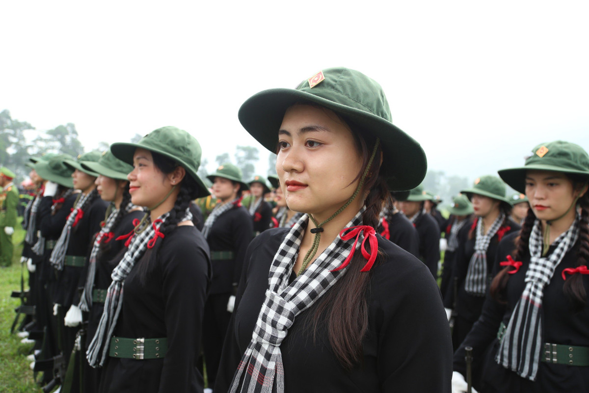 Cô gái 19 tuổi Trần Nguyên Thư đến từ Hiệp Phước, Nhà Bè, TP HCM, lần đầu tiên xa gia đình, lần đầu tiên được ra Bắc, là 1 trong số 92 nữ dân quân được Bộ Tư lệnh TP HCM tuyển chọn vào Khối nữ Du kích miền Nam.